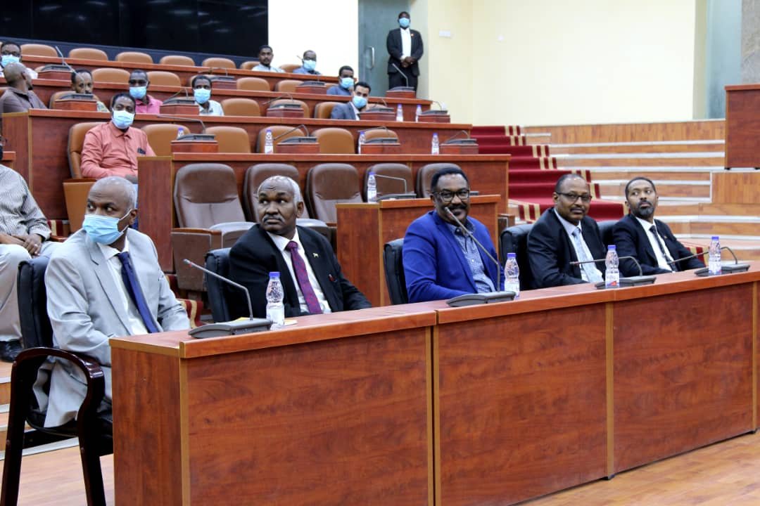 حمدوك يرسل رسائلا من مقر ازالة التمكين بشأن الأجهزة العدلية والمحاسبية والخدمة المدنية ويعلن وصول موارد للسودان