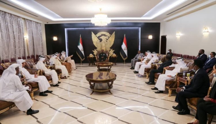 البرهان يلتقي مسؤولين في بنك قطر ومستثمرين وشركات لبحث الاستثمار في السودان