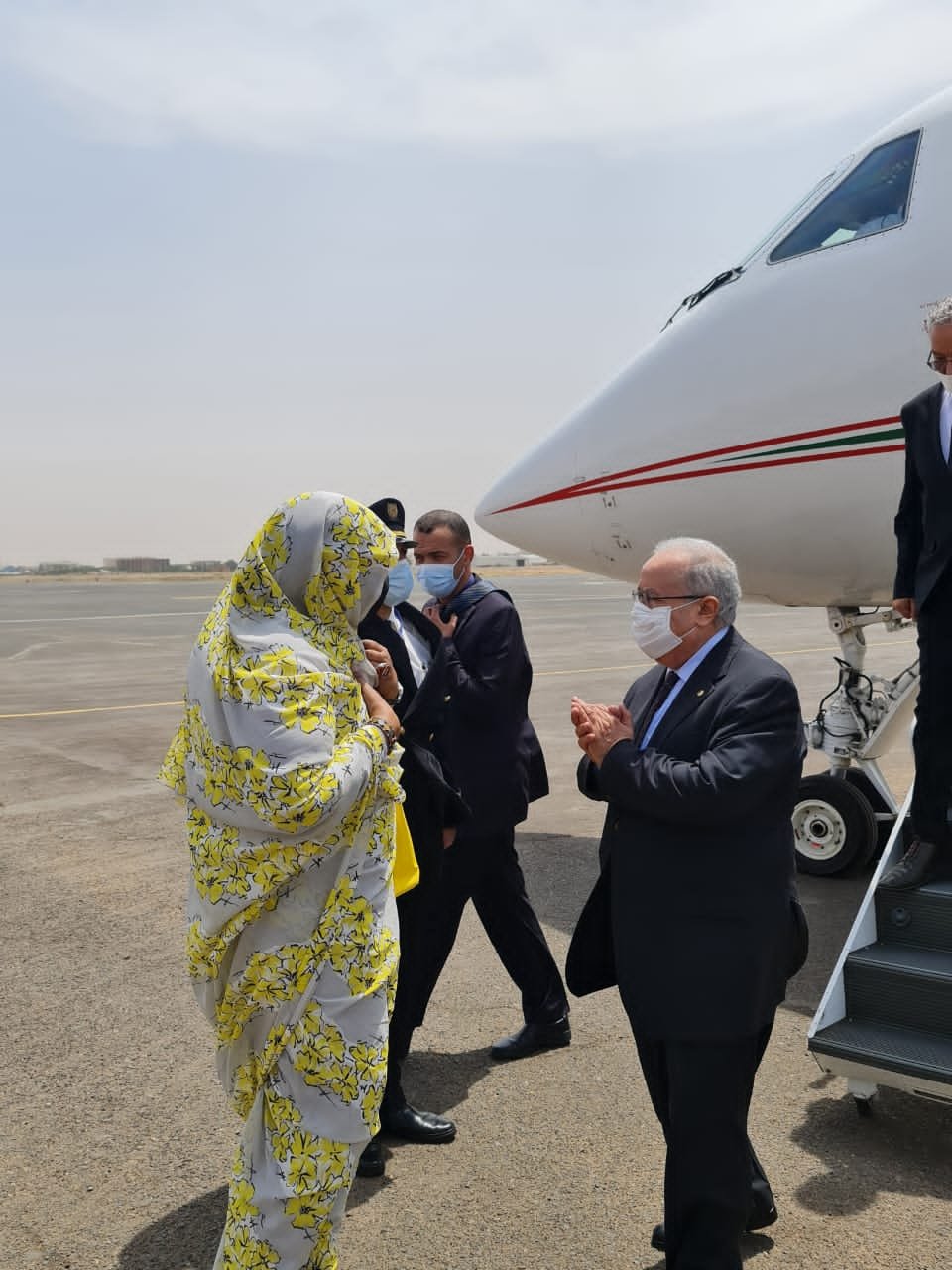 وزير الخارجية الجزائري يصل الخرطوم حاملا رسالة إلى البرهان وهذه أبرز لقاءته