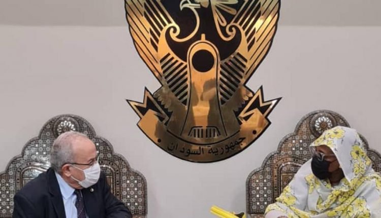وزير الخارجية الجزائري يصل الخرطوم حاملا رسالة إلى البرهان وهذه أبرز لقاءته