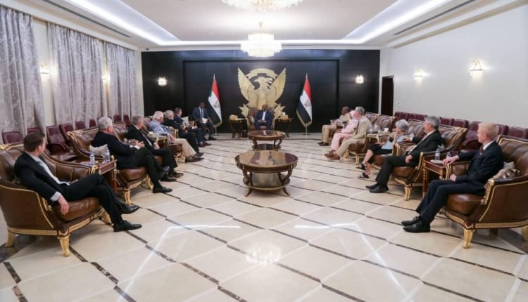 البرهان يدعو وفدا من الكونغرس ورجال أعمال للاستثمار في السودان و بناء شراكة مع امريكا وتعهدات من واشنطن بفرص عمل للطبقة الوسطى