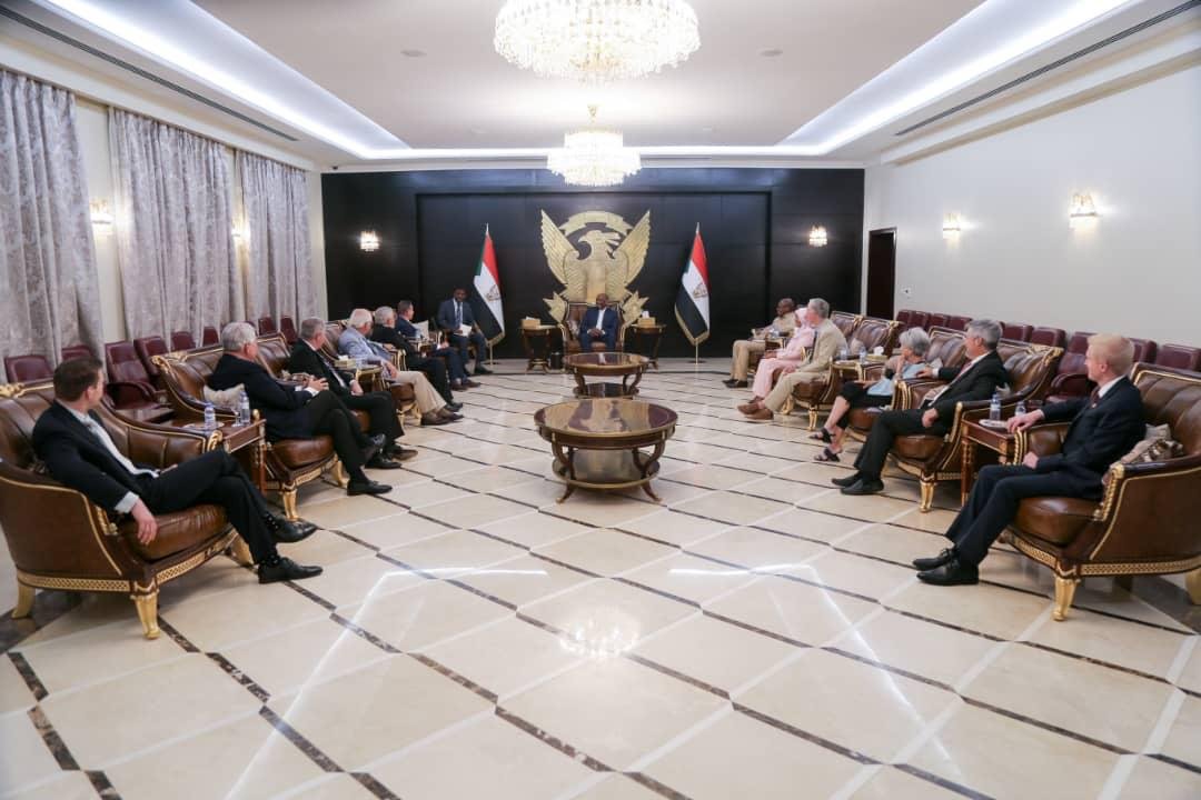 البرهان يدعو وفدا من الكونغرس ورجال أعمال للاستثمار في السودان و بناء شراكة مع امريكا وتعهدات من واشنطن بفرص عمل للطبقة الوسطى البرهان يدعو وفدا من الكونغرس ورجال أعمال للاستثمار في السودان و بناء شراكة مع امريكا وتعهدات من واشنطن بفرص عمل للطبقة الوسطى