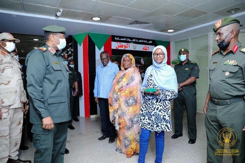 البرهان يكرم طالبة ابنة جندي بالجيش السوداني مفقود في الفشقة ويهديها سيارة البرهان يكرم طالبة ابنة جندي بالجيش السوداني مفقود في الفشقة ويهديها سيارة