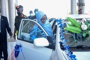 البرهان يكرم طالبة ابنة جندي بالجيش السوداني مفقود في الفشقة ويهديها سيارة البرهان يكرم طالبة ابنة جندي بالجيش السوداني مفقود في الفشقة ويهديها سيارة