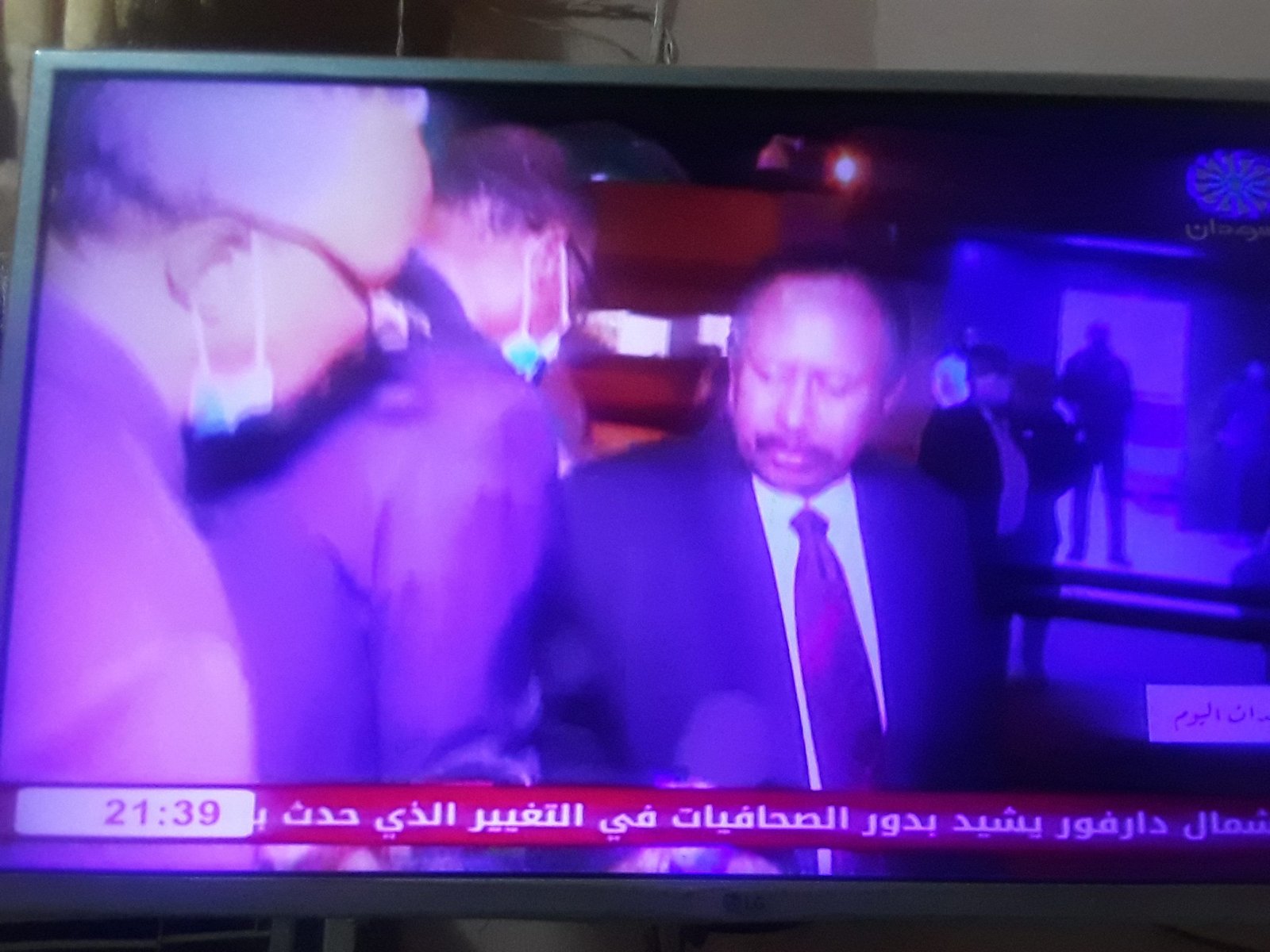 عاجل .. وصول طائرة جثمان (القدال) الى مطار الخرطوم وحمدوك في مقدمة مستقبليه (فيديو)