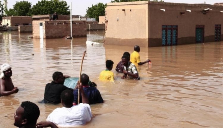 أمطار غزيرة تضرب الخرطوم والنيل يتجاوز الفيضان والسلطات في السودان تحذر المواطنين وتكشف مناسيب المياه (صور)