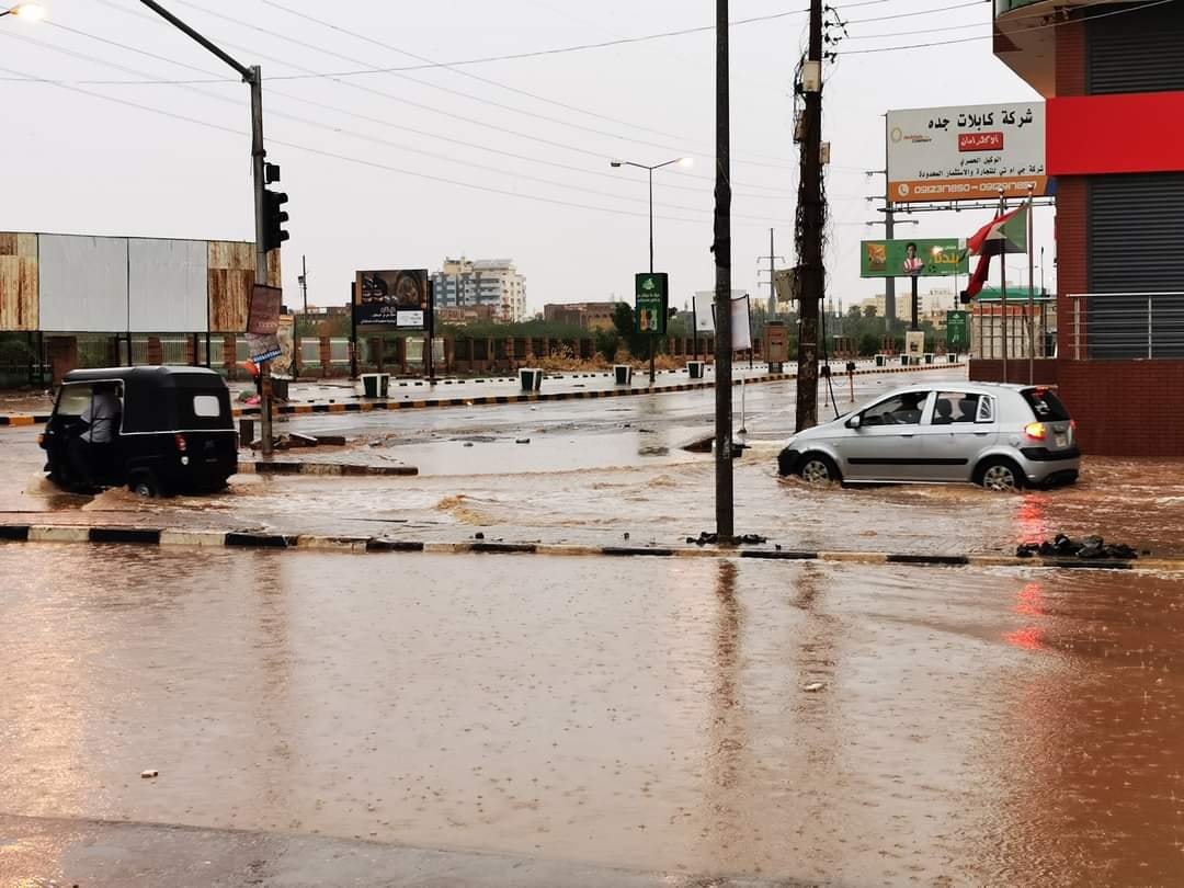 أمطار غزيرة تضرب الخرطوم والنيل يتجاوز الفيضان والسلطات في السودان تحذر المواطنين وتكشف مناسيب المياه (صور)