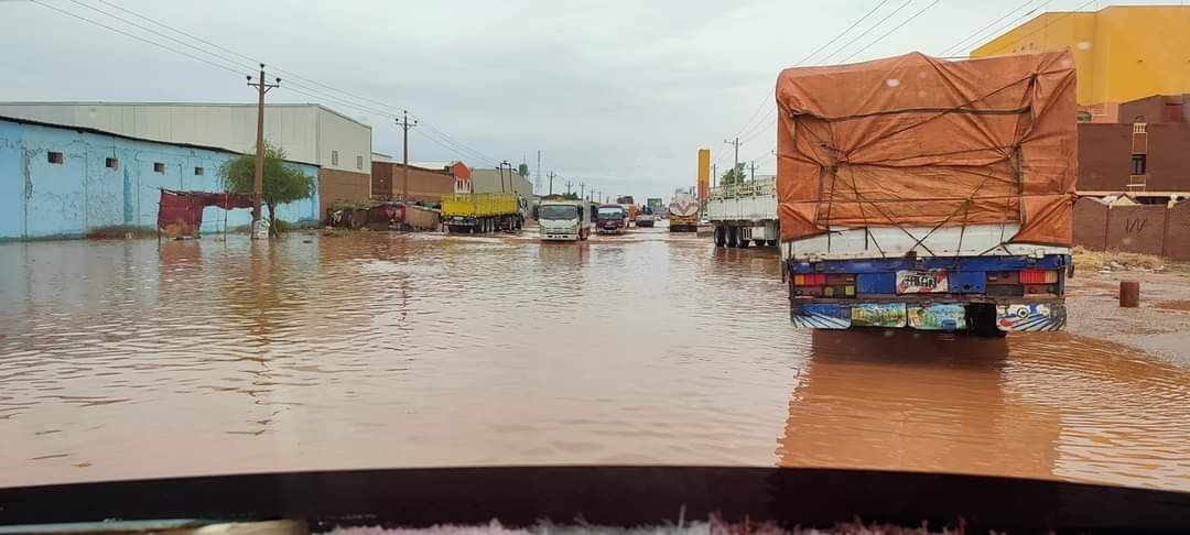 أمطار غزيرة تضرب الخرطوم والنيل يتجاوز الفيضان والسلطات في السودان تحذر المواطنين وتكشف مناسيب المياه (صور)