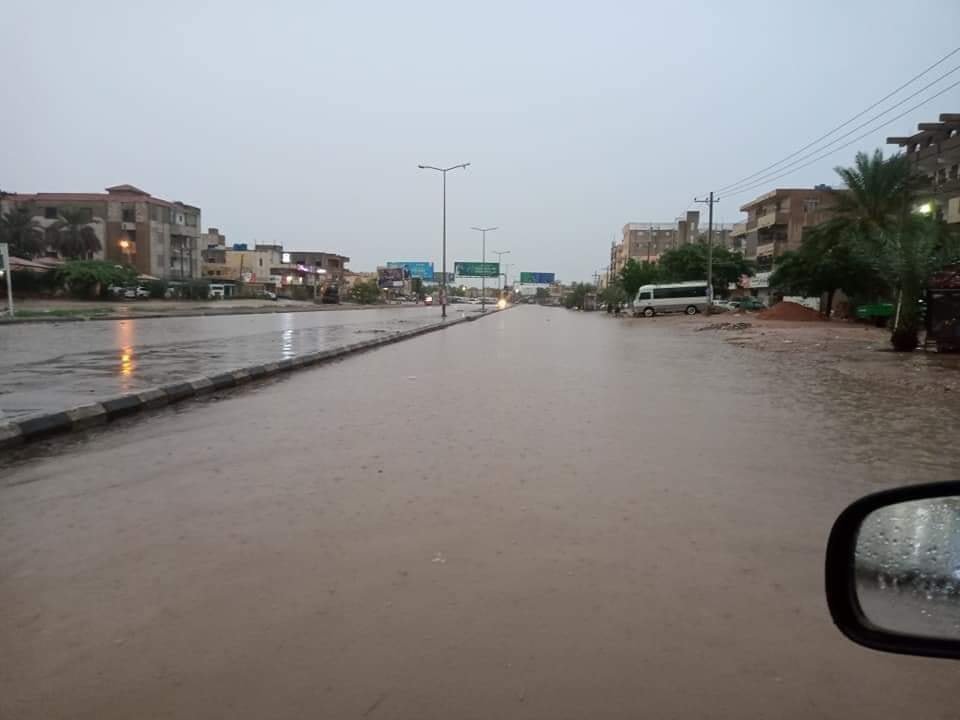 أمطار غزيرة تضرب الخرطوم والنيل يتجاوز الفيضان والسلطات في السودان تحذر المواطنين وتكشف مناسيب المياه (صور)