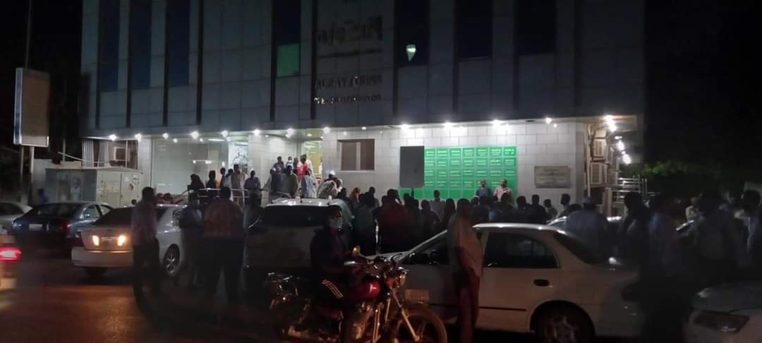 قوة نظامية من استخبارات الجيش تعتدي على صحفي ومستشار حمدوك الإعلامي وأمين مجلس الصحافة والصحفيين يتجمهرون أمام المستشفى