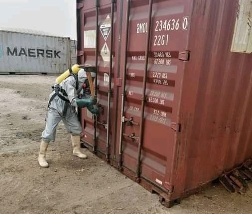 تسرب مواد كيميائية سامة شديدة الخطورة وغازات قاتلة من حاويات في ميناء بورتسودان والدفاع المدني يكشف تفاصيل صادمة
