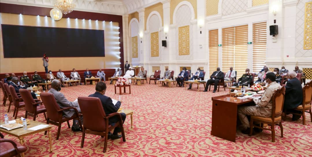 عاجل .. قرارات في اجتماع برئاسة حميدتي بتغيير مسارات باتفاق السلام واعتماد مسمى قوة حفظ الأمن في دارفور عاجل .. قرارات في اجتماع برئاسة حميدتي بتغيير مسارات باتفاق السلام واعتماد مسمى قوة حفظ الأمن في دارفور