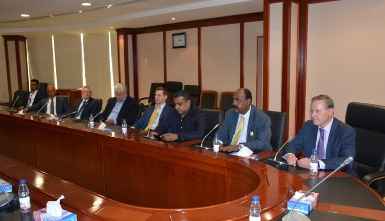 وزير الطاقة يكشف عن 60% عجز في الكهرباء ويعرض على وفد أمريكي الاستثمار في المجال