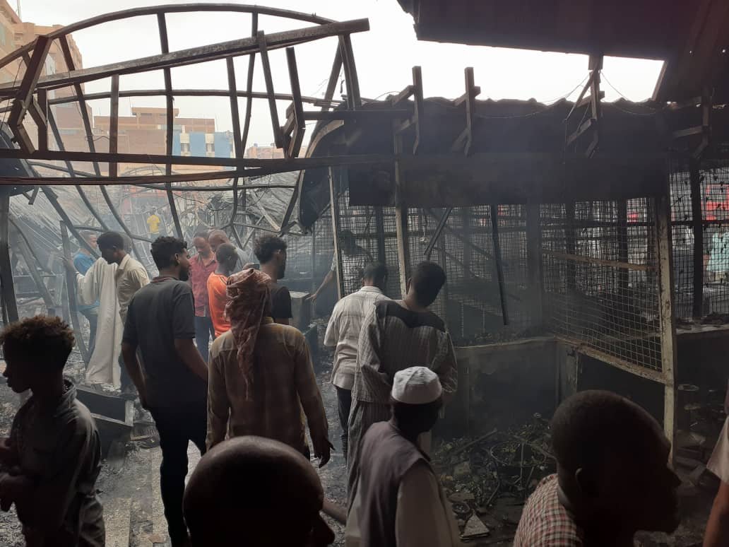 حريق ضخم في مجمع تجاري بسوق أم درمان و صور تظهر الدمار وخسائر فادحة (فيديو)