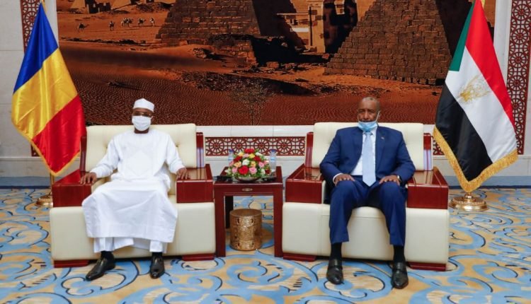 قضايا (أمنية وعسكرية وسياسية) بين السودان وتشاد على طاولة جلسة مباحثات رسمية للبرهان وديبي بالخرطوم