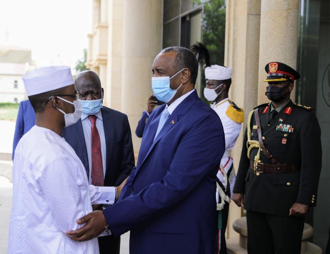 قضايا (أمنية وعسكرية وسياسية) بين السودان وتشاد على طاولة جلسة مباحثات رسمية للبرهان وديبي بالخرطوم