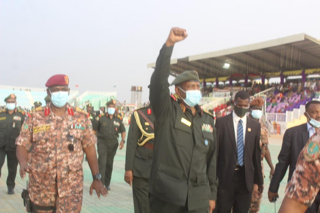 ضباط الكلية الحربية يرفعون التمام العسكري أمام البرهان ورئيس أركان الجيش السوداني يقدم وصايا مهمة (بالصور )