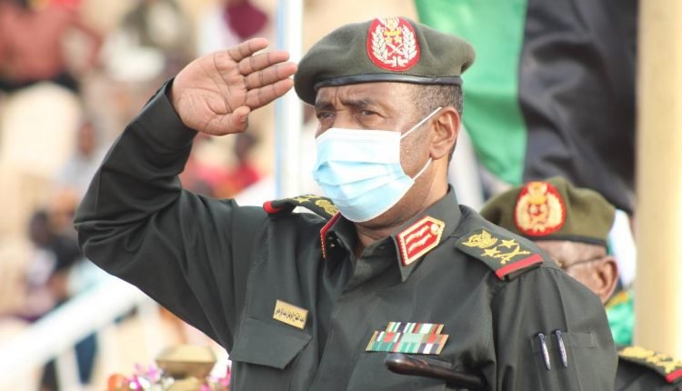 ضباط الكلية الحربية يرفعون التمام العسكري أمام البرهان ورئيس أركان الجيش السوداني يقدم وصايا مهمة (بالصور )