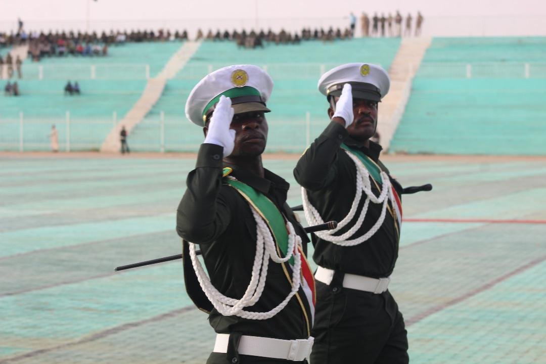 ضباط الكلية الحربية يرفعون التمام العسكري أمام البرهان ورئيس أركان الجيش السوداني يقدم وصايا مهمة (بالصور )