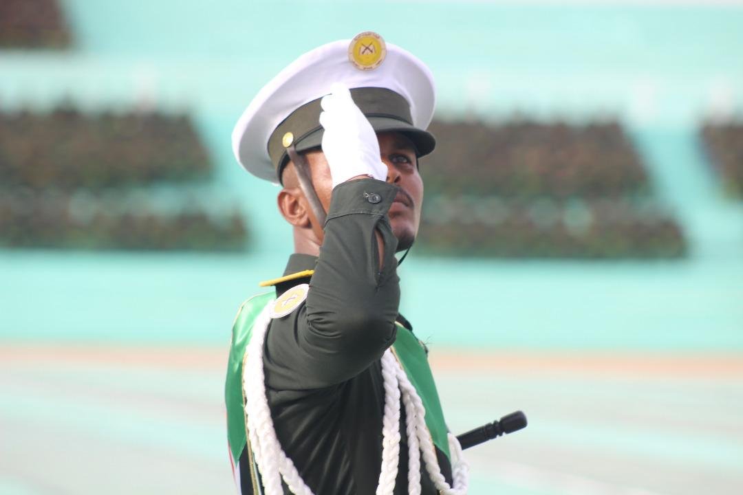 ضباط الكلية الحربية يرفعون التمام العسكري أمام البرهان ورئيس أركان الجيش السوداني يقدم وصايا مهمة (بالصور )