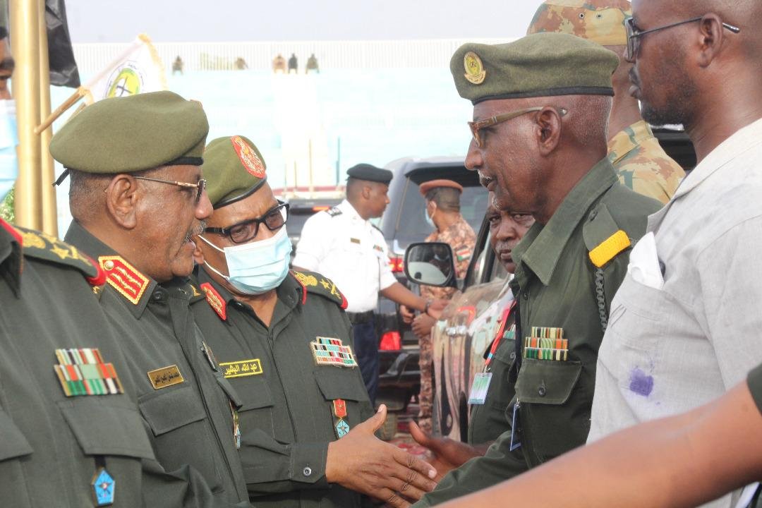 ضباط الكلية الحربية يرفعون التمام العسكري أمام البرهان ورئيس أركان الجيش السوداني يقدم وصايا مهمة (بالصور )