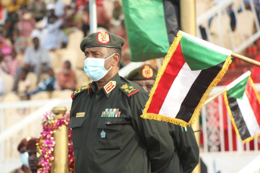 ضباط الكلية الحربية يرفعون التمام العسكري أمام البرهان ورئيس أركان الجيش السوداني يقدم وصايا مهمة (بالصور )