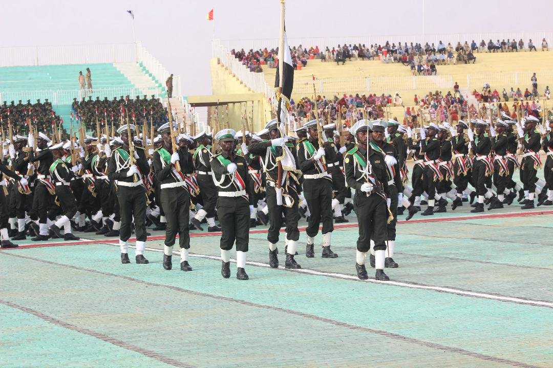 ضباط الكلية الحربية يرفعون التمام العسكري أمام البرهان ورئيس أركان الجيش السوداني يقدم وصايا مهمة (بالصور )