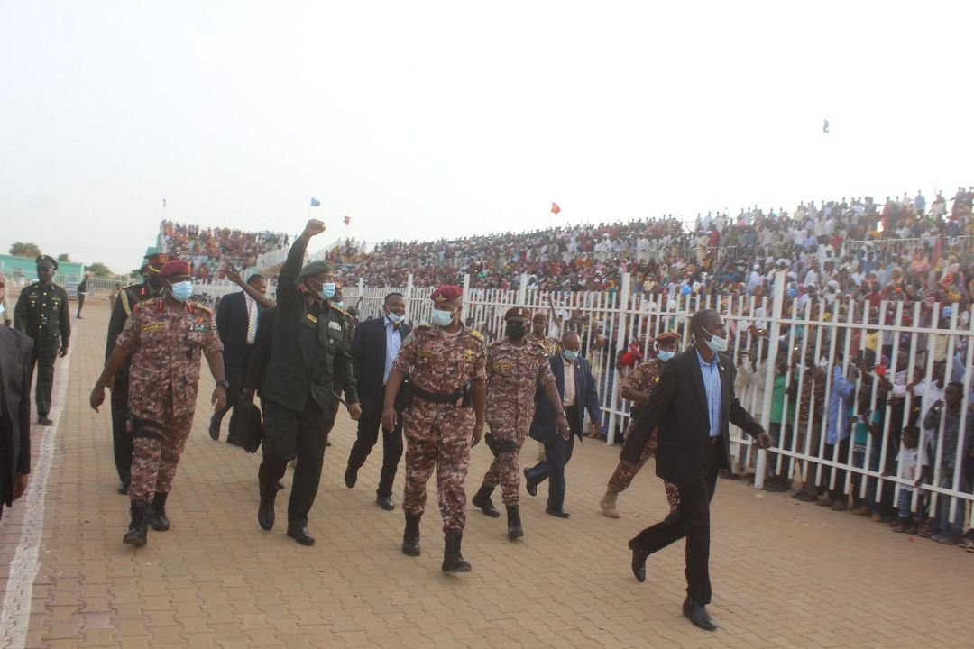 ضباط الكلية الحربية يرفعون التمام العسكري أمام البرهان ورئيس أركان الجيش السوداني يقدم وصايا مهمة (بالصور )