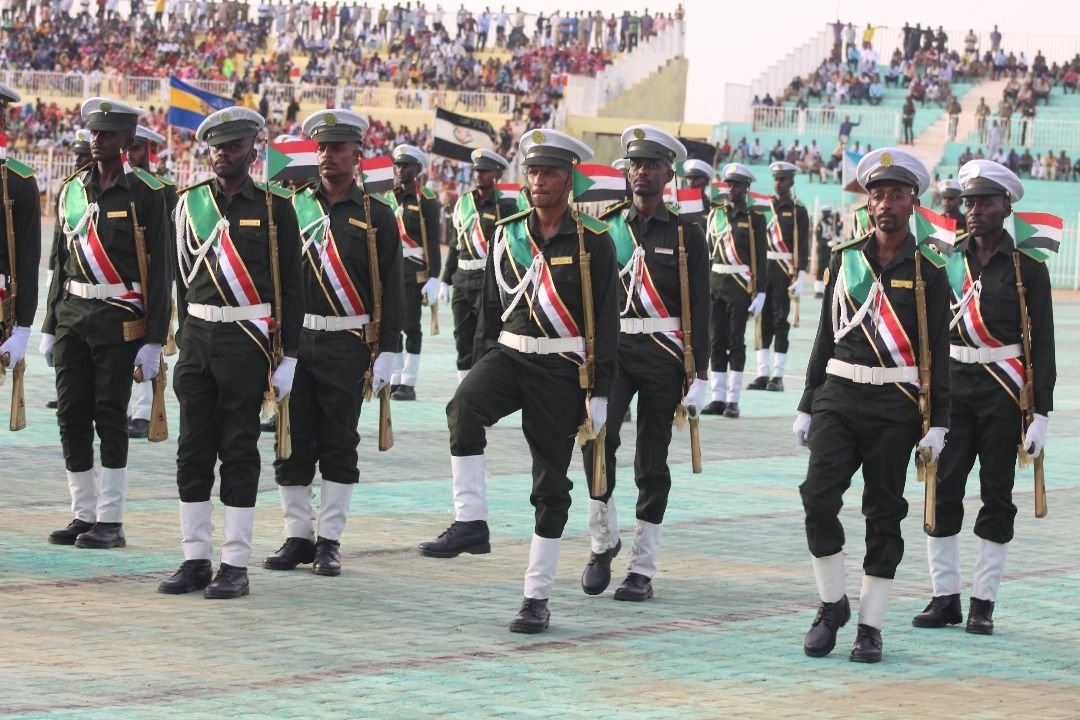 ضباط الكلية الحربية يرفعون التمام العسكري أمام البرهان ورئيس أركان الجيش السوداني يقدم وصايا مهمة (بالصور )