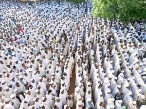 بالصور.. المئات يشيّعون الشيخ أبو عزة في موكب مهيب إلى مثواه الأخير بالصور.. المئات يشيّعون الشيخ أبو عزة في موكب مهيب إلى مثواه الأخير