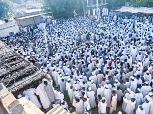 بالصور.. المئات يشيّعون الشيخ أبو عزة في موكب مهيب إلى مثواه الأخير بالصور.. المئات يشيّعون الشيخ أبو عزة في موكب مهيب إلى مثواه الأخير