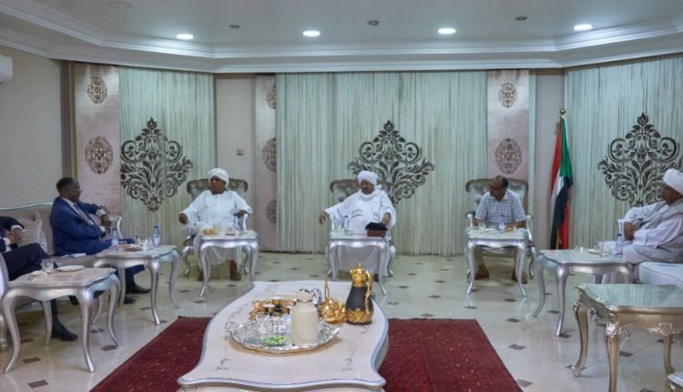 في لقاء جديد مع حمدوك الحزب الشيوعي يطرح استهداف كوادره بالحكومة وتأكيد مشترك على تسليم المطلوبين للجنائية