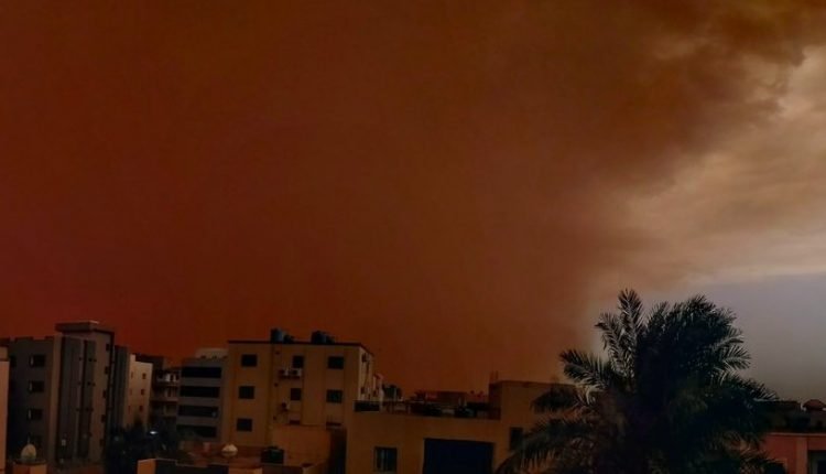 عاجل .. عاصفة ترابية قوية ورياح عاتية وامطار تضرب الخرطوم تحجب الرؤية وتعطل حركة المرور والطيران والملاحة
