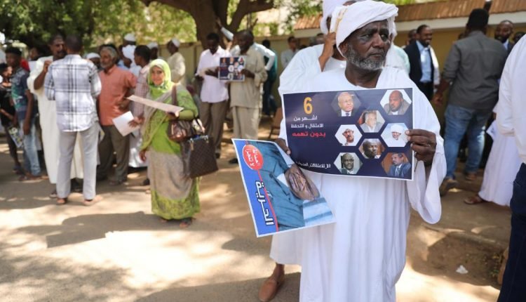 السودان.. وقفة احتجاجية لأسر المعتقلين السياسيين امام مكتب النائب العام