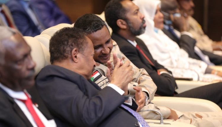 حمدوك من مقر قوات الدعم السريع يضغط لتكوين جيش موحد وواجبات القوات النظامية والامنية ويحذر من الانتكاسة ويتحدث عن ايجابية حميدتي