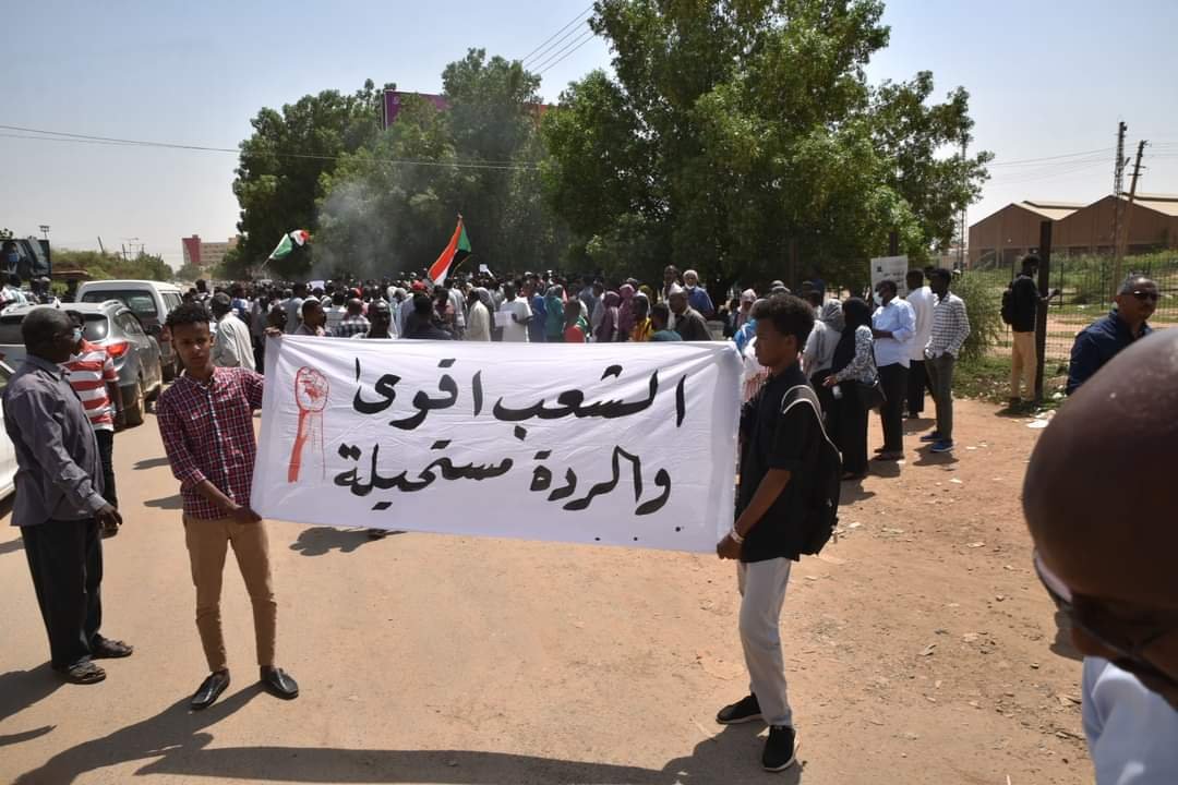 عاجل .. بالصور.. حشود ضخمة من المتظاهرين وسط الخرطوم وهتافات تطالب بالحكم المدني وفض الشراكة مع العسكريين