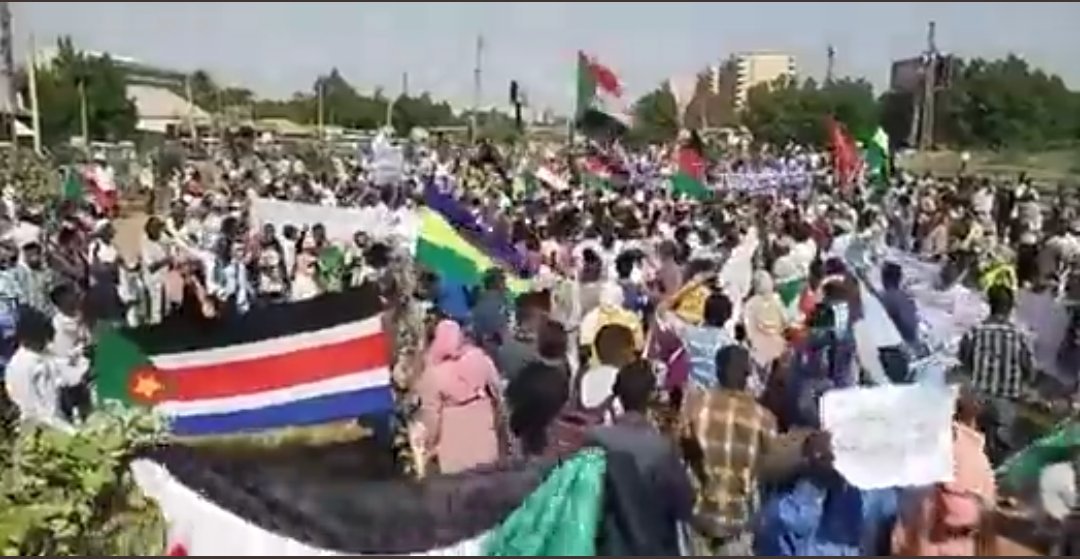 عاجل .. بالصور.. حشود ضخمة من المتظاهرين وسط الخرطوم وهتافات تطالب بالحكم المدني وفض الشراكة مع العسكريين