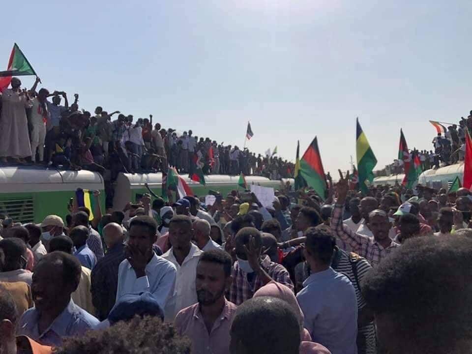 عاجل .. بالصور.. حشود ضخمة من المتظاهرين وسط الخرطوم وهتافات تطالب بالحكم المدني وفض الشراكة مع العسكريين