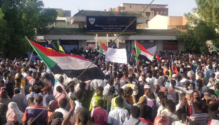 النيابة تمنع الشرطة من مواجهة المتظاهرين السلميين بالسلاح