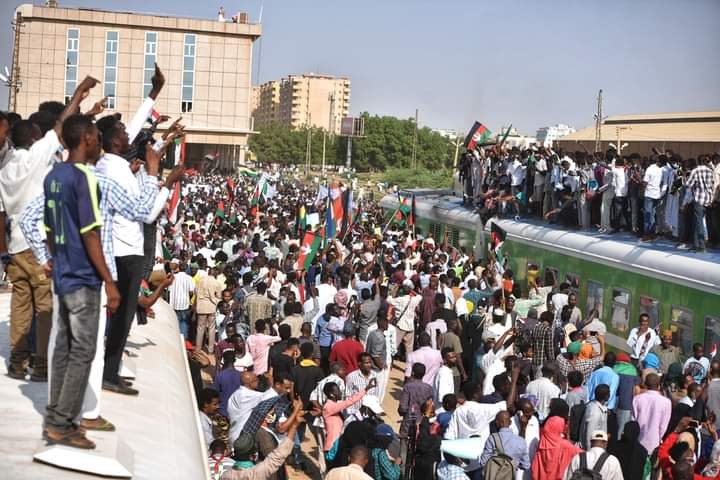 عاجل .. بالصور.. حشود ضخمة من المتظاهرين وسط الخرطوم وهتافات تطالب بالحكم المدني وفض الشراكة مع العسكريين