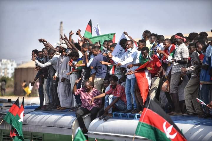 عاجل .. بالصور.. حشود ضخمة من المتظاهرين وسط الخرطوم وهتافات تطالب بالحكم المدني وفض الشراكة مع العسكريين