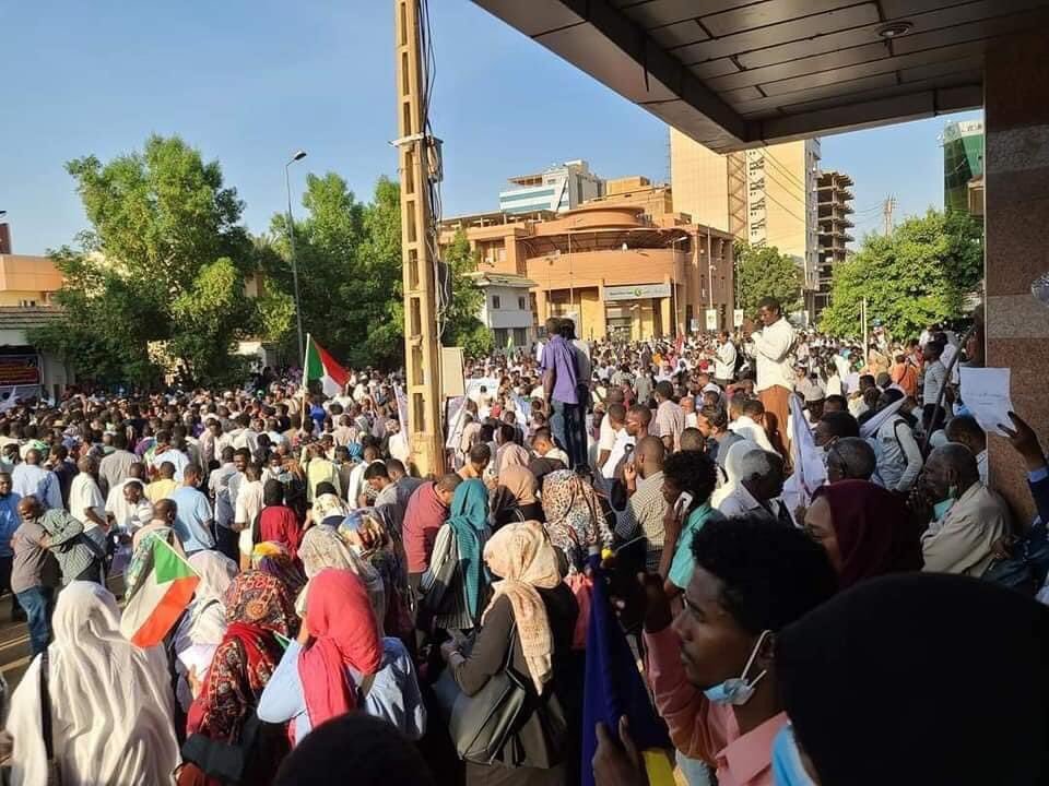 عاجل .. بالصور.. حشود ضخمة من المتظاهرين وسط الخرطوم وهتافات تطالب بالحكم المدني وفض الشراكة مع العسكريين