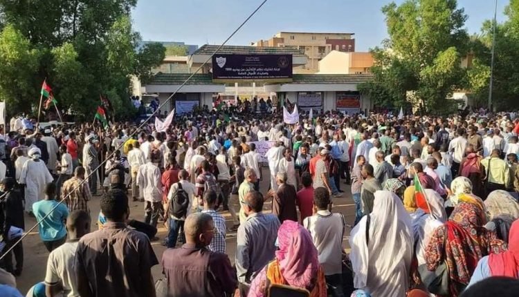 عاجل .. بالصور.. حشود ضخمة من المتظاهرين وسط الخرطوم وهتافات تطالب بالحكم المدني وفض الشراكة مع العسكريين