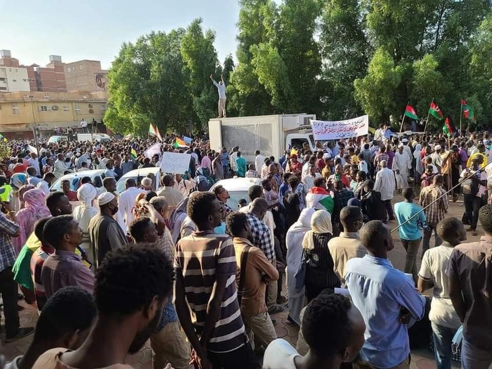 عاجل .. بالصور.. حشود ضخمة من المتظاهرين وسط الخرطوم وهتافات تطالب بالحكم المدني وفض الشراكة مع العسكريين