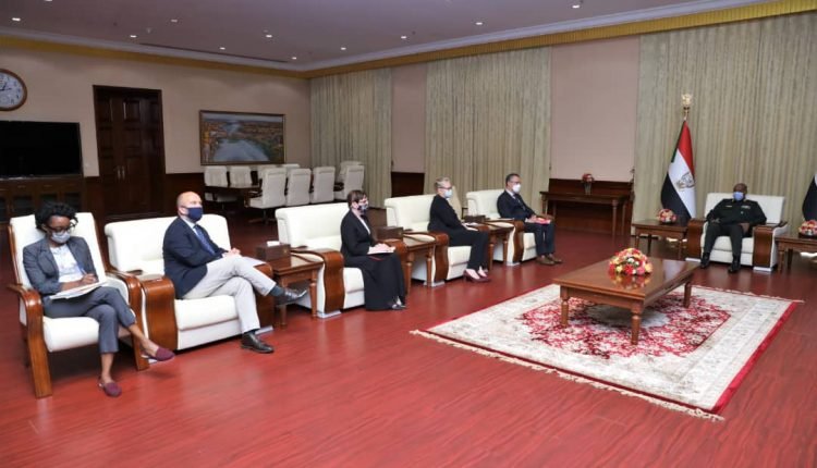 رئيس مجلس السيادة الانتقالي في السودان يقدم وعدا لممثلي دول الترويكا