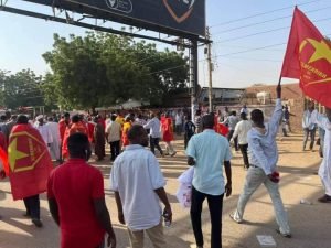 بالفيديو والصور .. الجماهير تقتحم استاد المريخ السوداني تحطيم الملعب وإضرام النيران وسقوط جرحى وهتافات باسقاط سوداكال