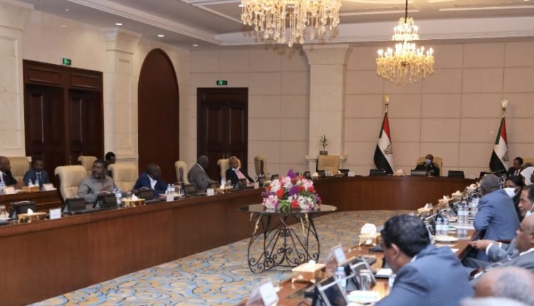 عاجل.. في اجتماع برئاسة البرهان وحمدوك .. وزير المالية يكشف أسباب تعديل الموازنة الجديدة ويعلن إمكانية الصرف منها
