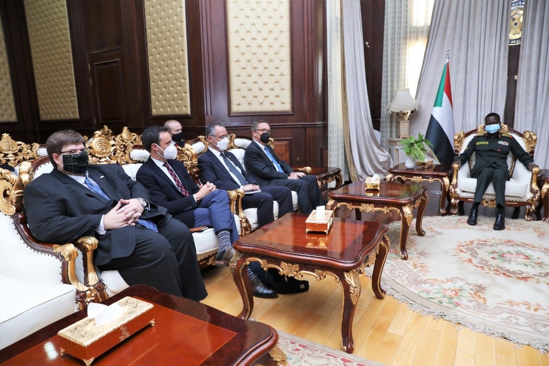 مسؤولون امريكيون في الخرطوم .. تحذير من تكرار المحاولات الانقلابية في توقف دعم الكونغرس للسودان ودعوات ومطالب عاجلة.. تفاصيل تحركات لاحتواء فشل الانتقال