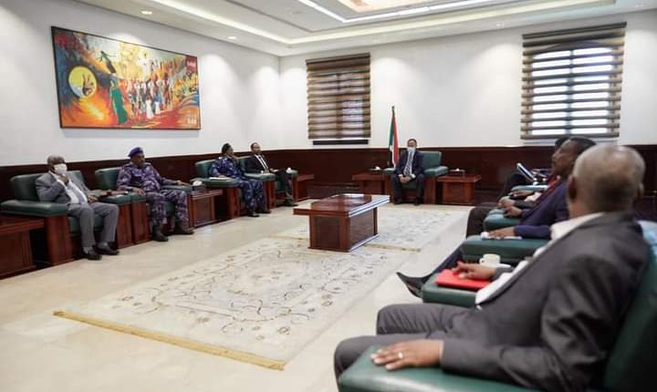 “حمدوك” يناقش التفلتات الأمنية بالخرطوم وتداعيات أزمة “شرق السودان”