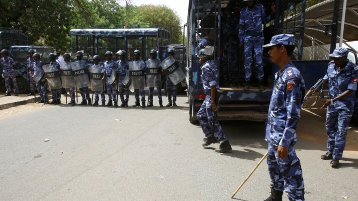 إجراءات امنية مشددة وانتشار اليات عسكرية وجنود وسط الخرطوم